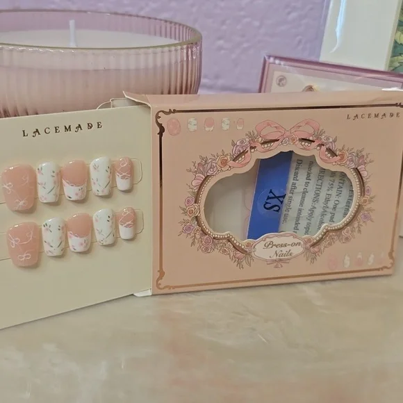 NIB Lacemade Rare Press On Nails XS French Tip/White Floral - Picture 6 of 7